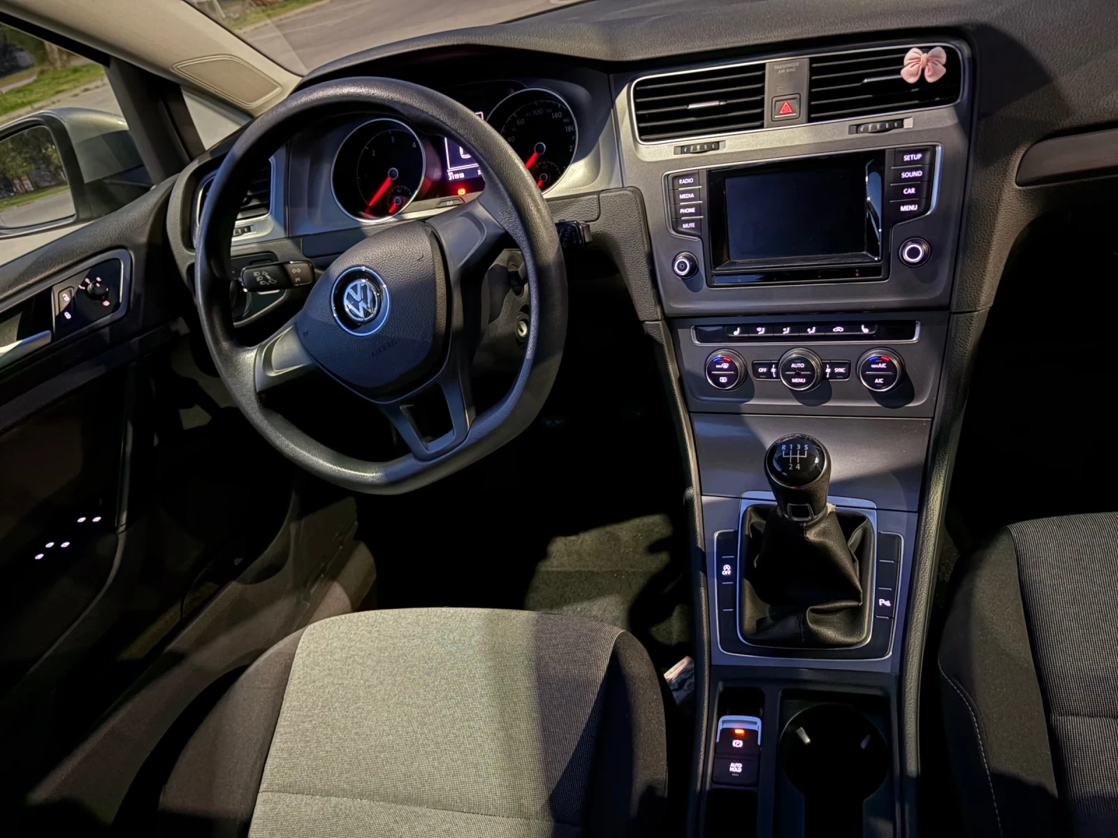 VW Golf VII 1.6 TDI / Parktronic / Climatronic / ЛИЗИНГ , снимка 13 - Автомобили и джипове - 53866858