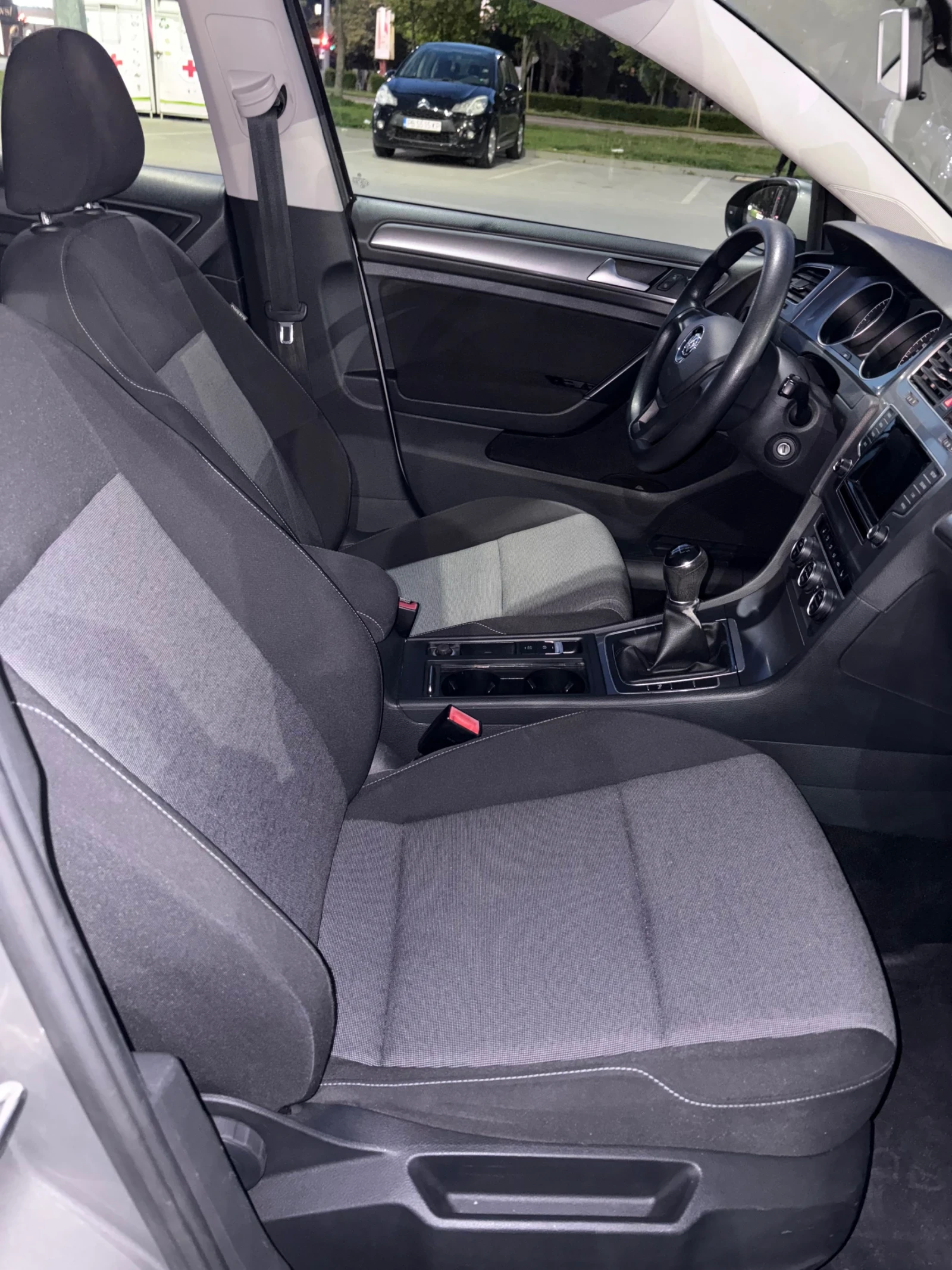 VW Golf VII 1.6 TDI / Parktronic / Climatronic / ЛИЗИНГ , снимка 10 - Автомобили и джипове - 53866858