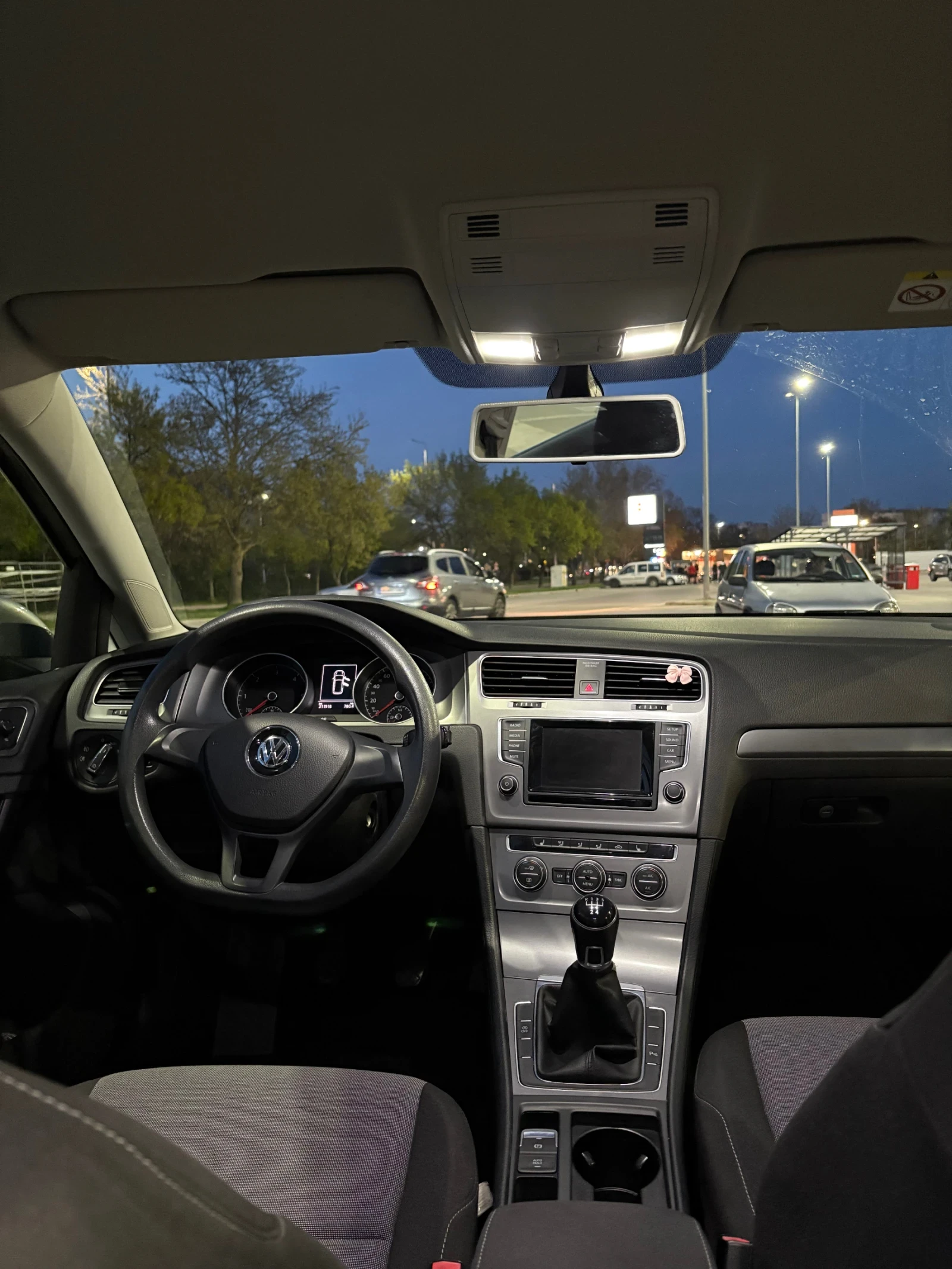 VW Golf VII 1.6 TDI / Parktronic / Climatronic / ЛИЗИНГ , снимка 6 - Автомобили и джипове - 53866858