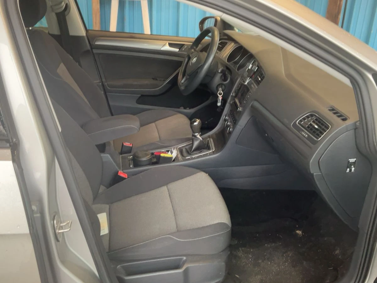 VW Golf VII 1.6 TDI / Parktronic / Climatronic / ЛИЗИНГ , снимка 4 - Автомобили и джипове - 53866858