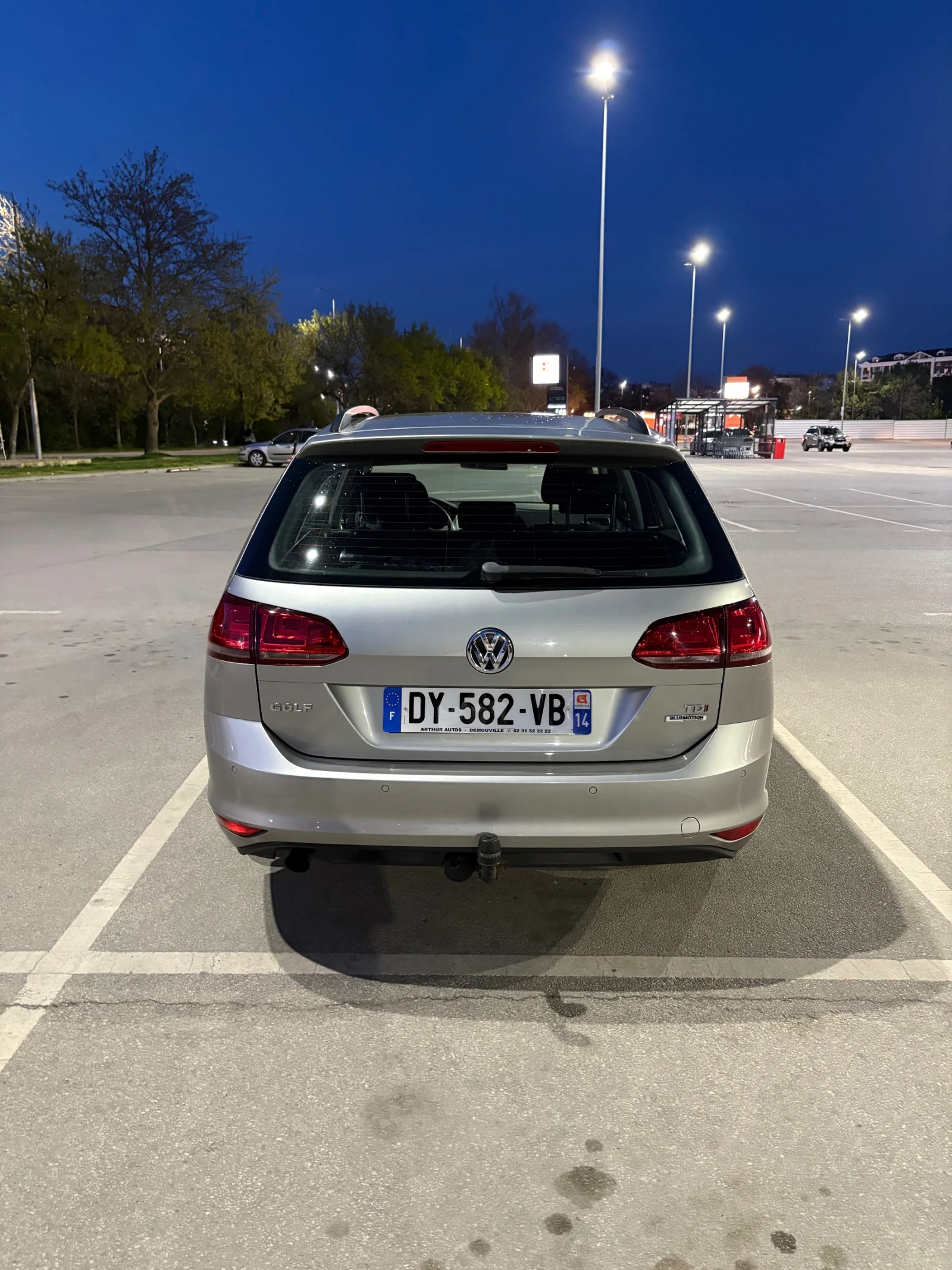 VW Golf VII 1.6 TDI / Parktronic / Climatronic / ЛИЗИНГ , снимка 4 - Автомобили и джипове - 53866858