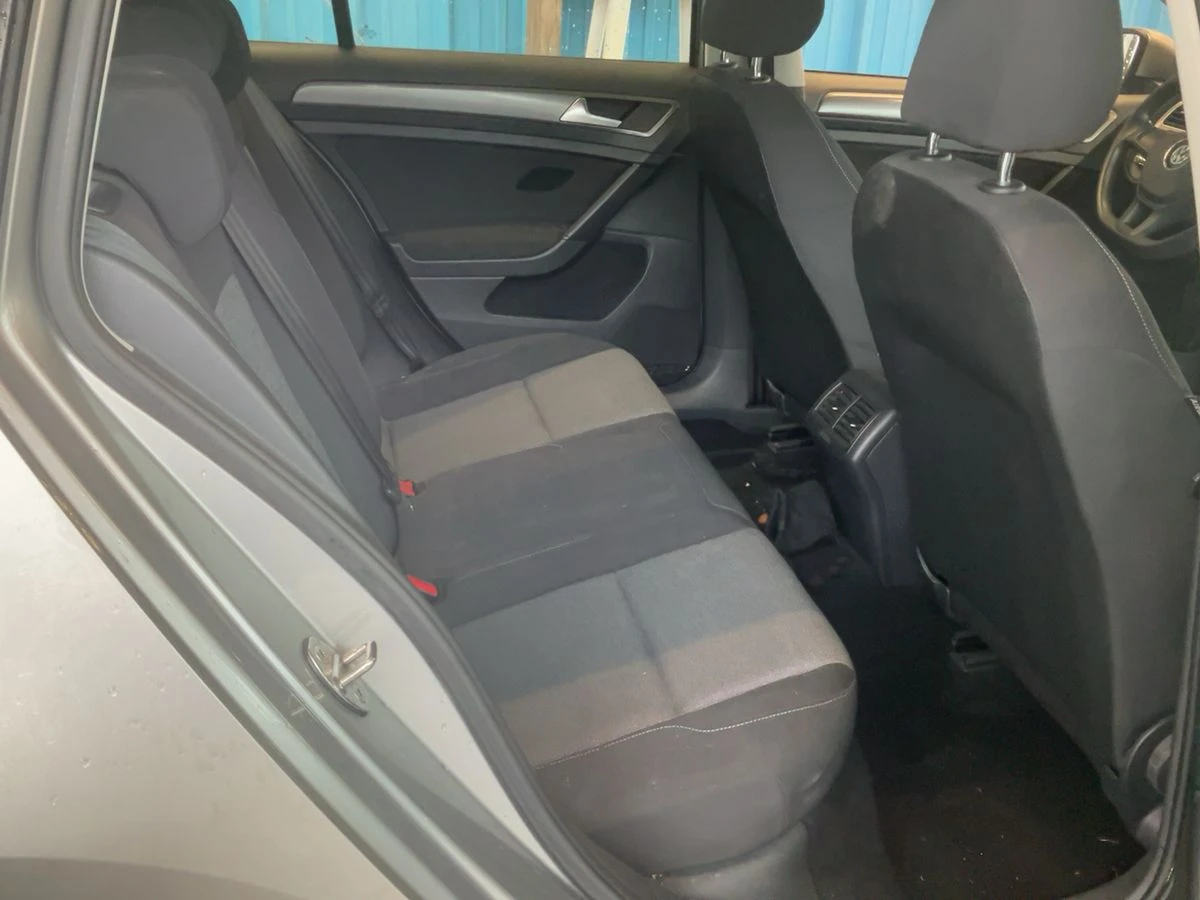 VW Golf VII 1.6 TDI / Parktronic / Climatronic / ЛИЗИНГ , снимка 10 - Автомобили и джипове - 53866858