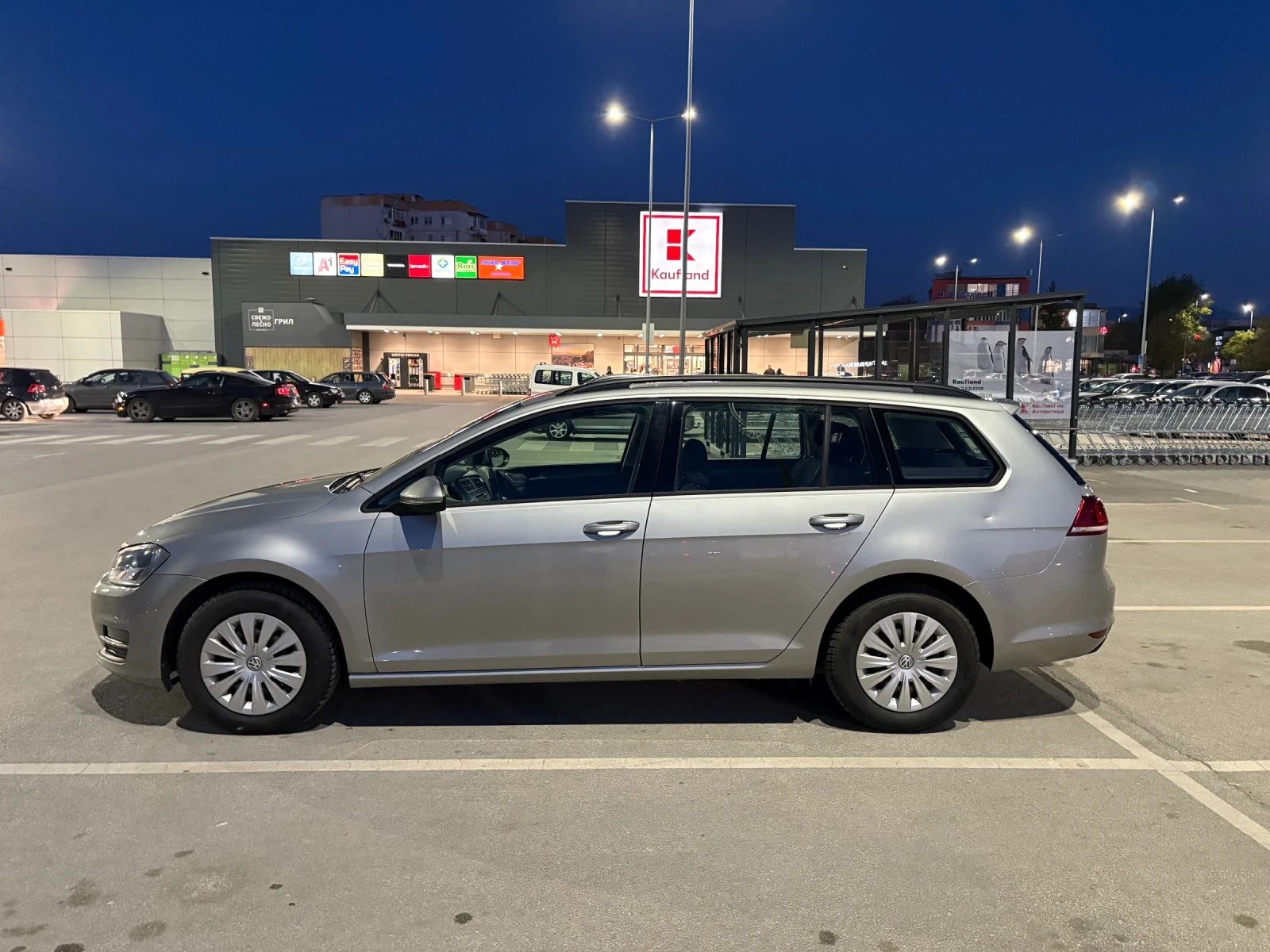 VW Golf VII 1.6 TDI / Parktronic / Climatronic / ЛИЗИНГ , снимка 2 - Автомобили и джипове - 53866858