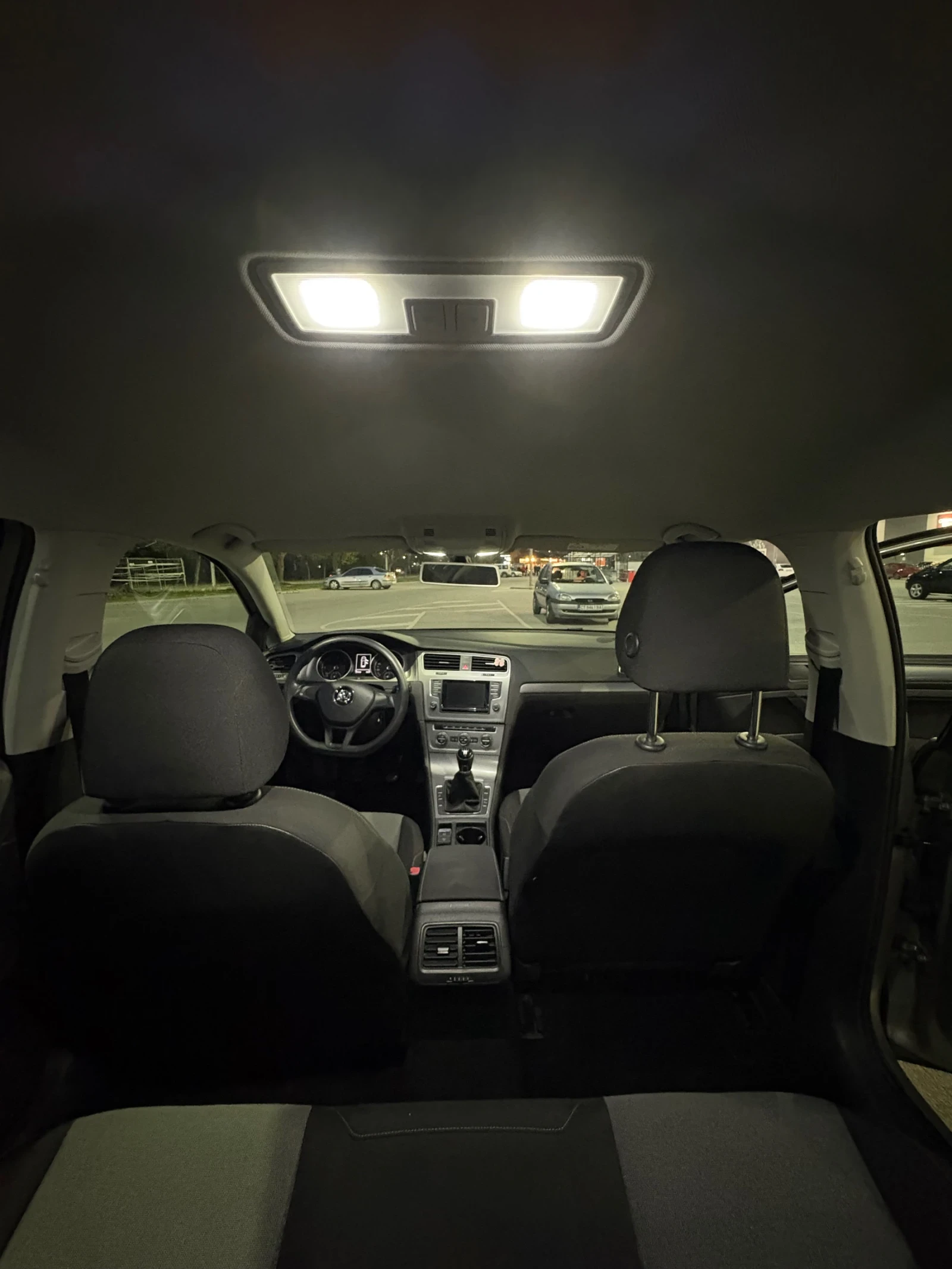 VW Golf VII 1.6 TDI / Parktronic / Climatronic / ЛИЗИНГ , снимка 12 - Автомобили и джипове - 53866858