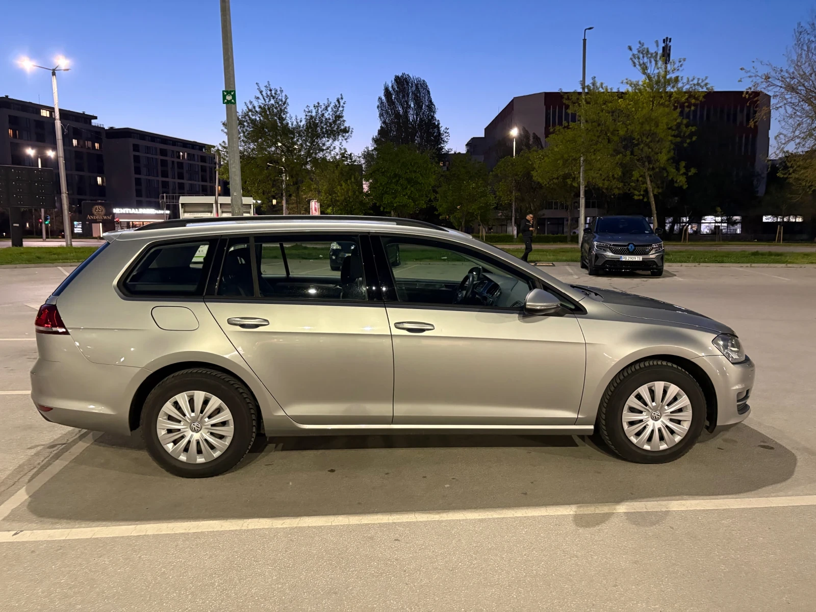 VW Golf VII 1.6 TDI / Parktronic / Climatronic / ЛИЗИНГ , снимка 3 - Автомобили и джипове - 53866858