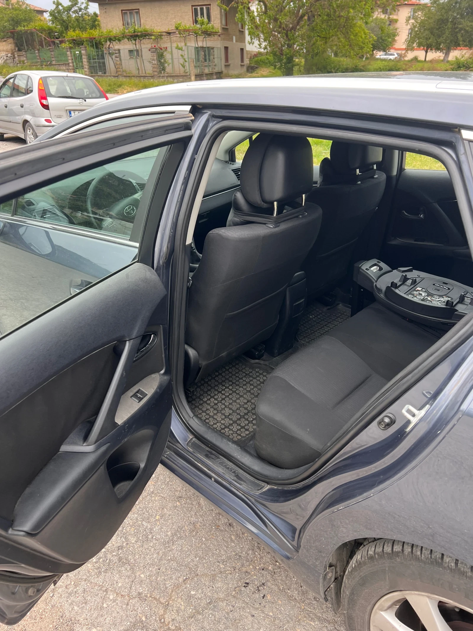 Toyota Avensis 2.0 D4D, снимка 11 - Автомобили и джипове - 54682139