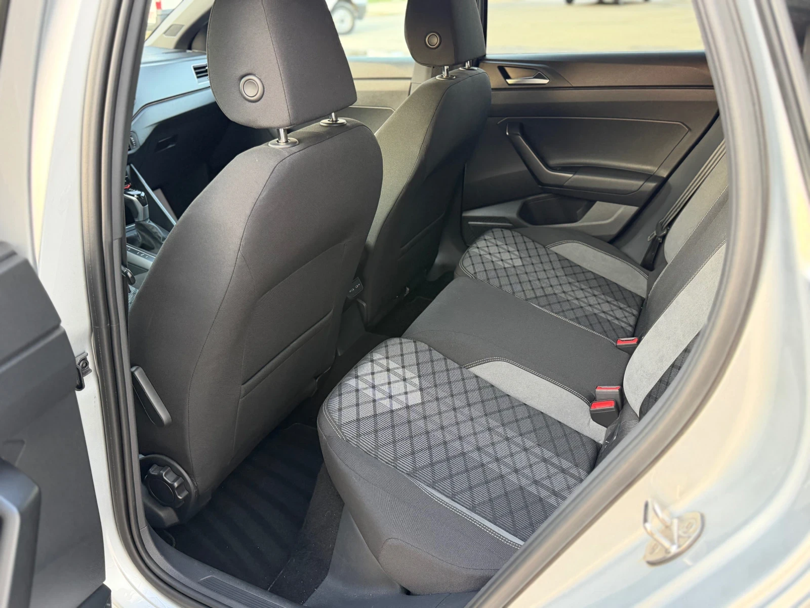 VW Taigo 1.0TSI 7DSG* R-Line* , снимка 8 - Автомобили и джипове - 55631999