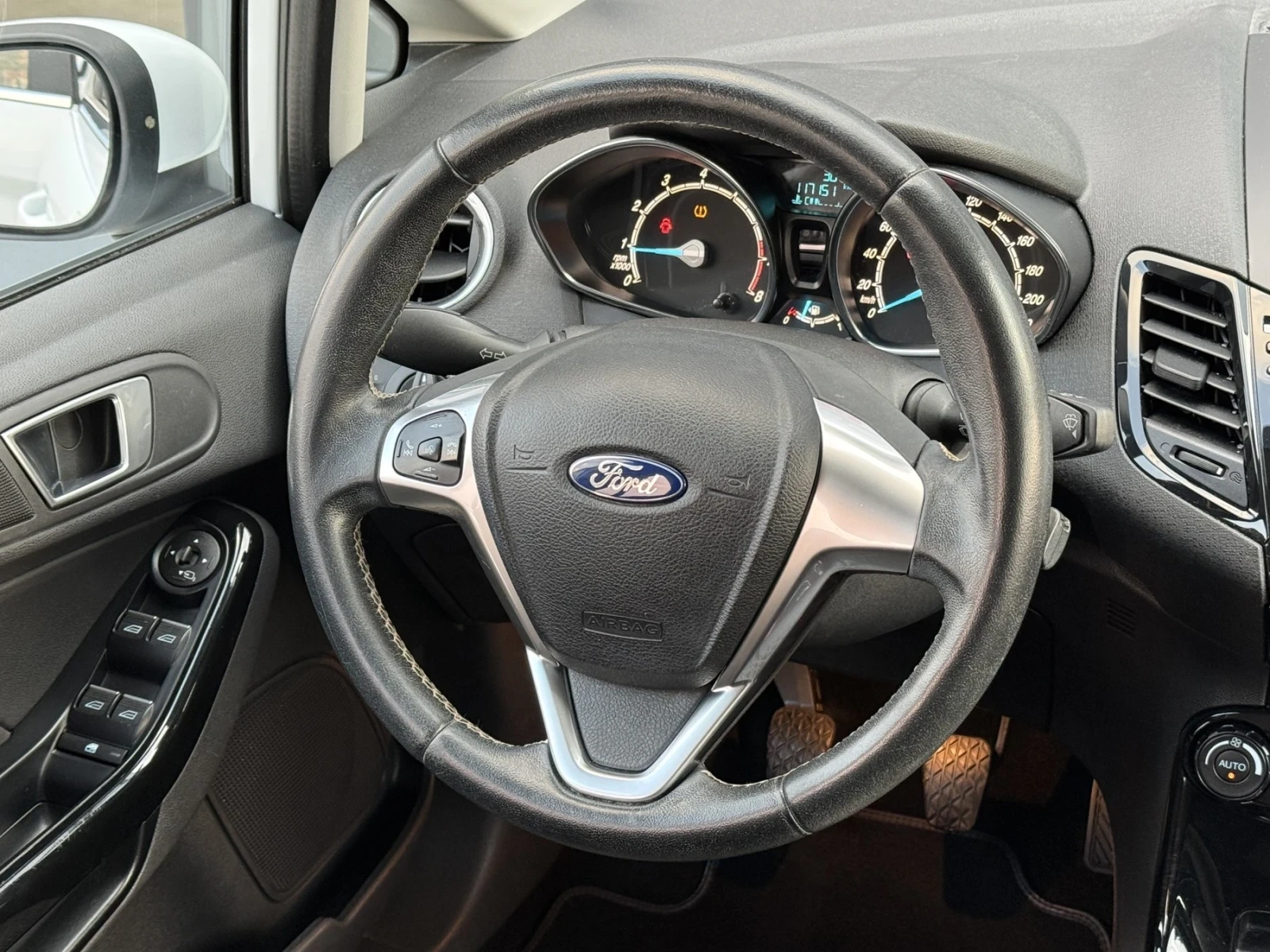 Ford Fiesta 1.0 EcoBoost, снимка 12 - Автомобили и джипове - 55859391