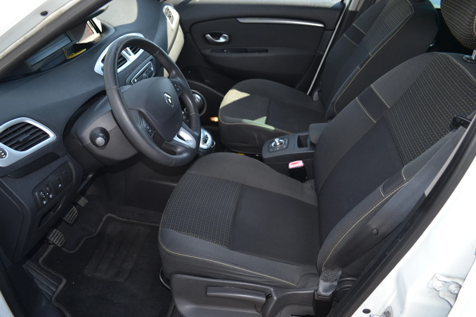 Renault Scenic 1.4TCE, снимка 8 - Автомобили и джипове - 56256034