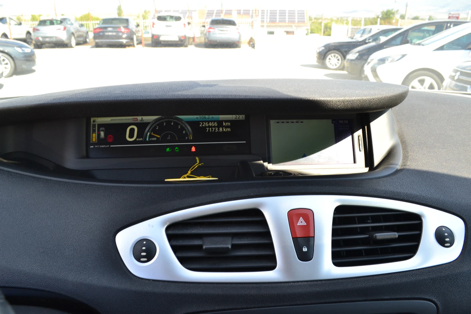Renault Scenic 1.4TCE, снимка 9 - Автомобили и джипове - 56256034