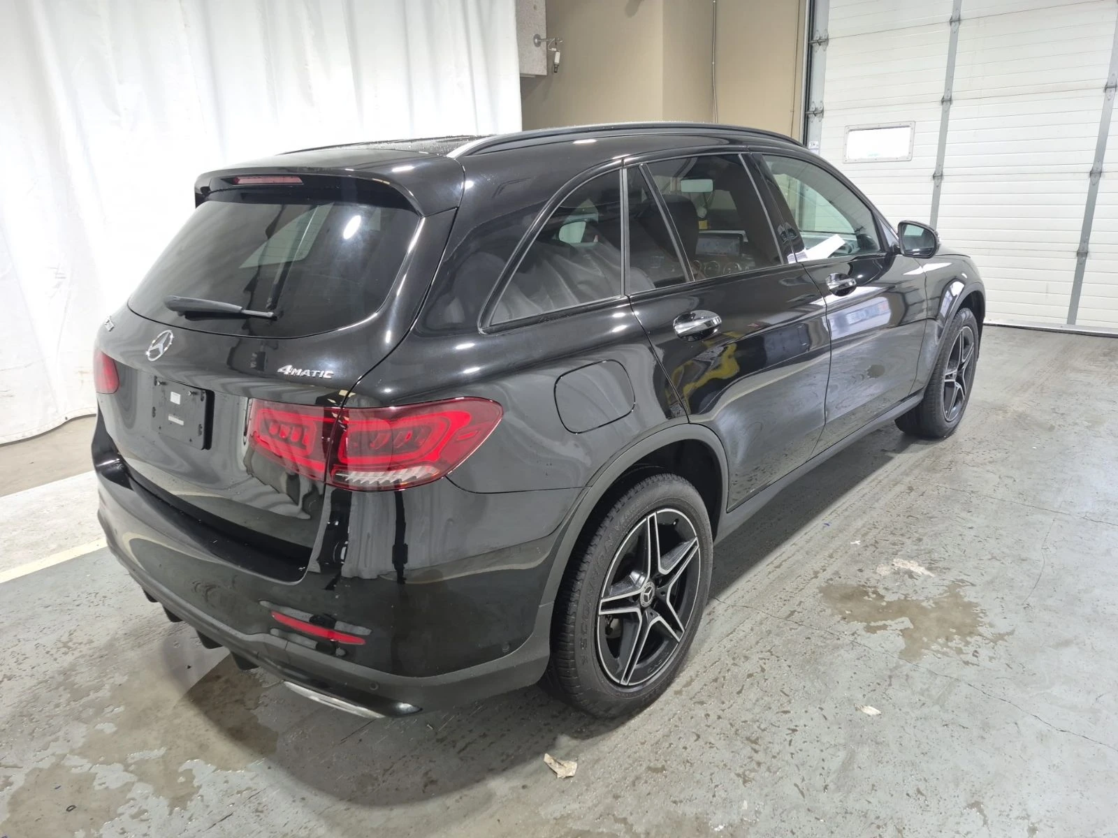 Mercedes-Benz GLC 300 AMG Night Package (CARFAX) - изображение 6