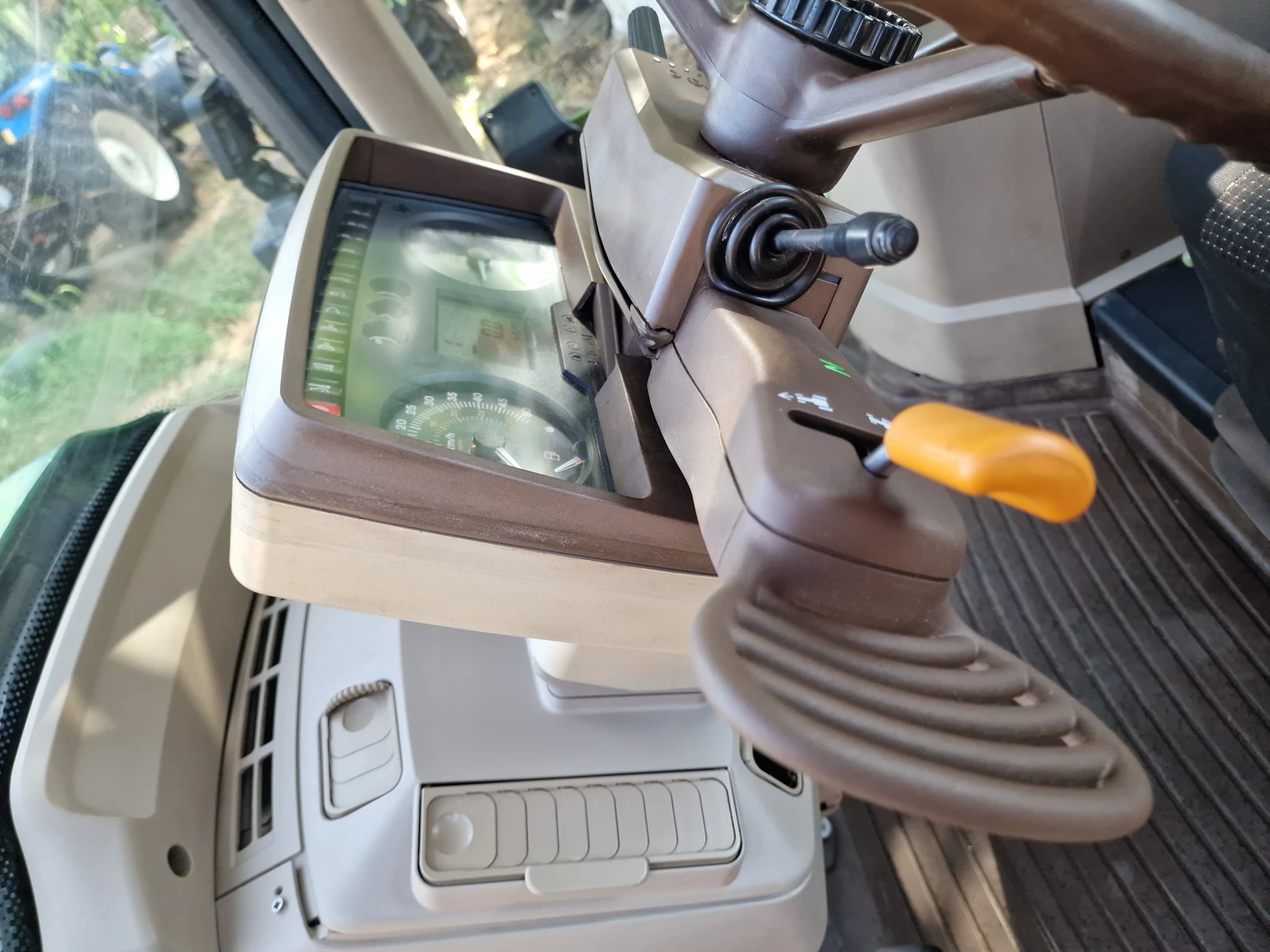 Трактор John Deere 6820 - изображение 6