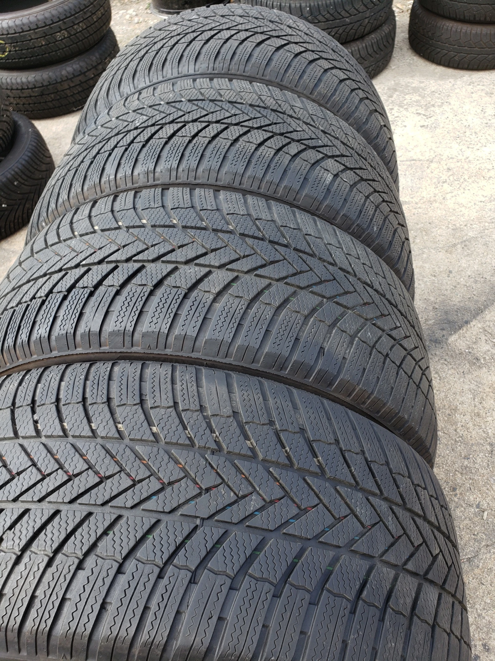 Гуми Зимни 255/50R19, снимка 3 - Гуми и джанти - 56180750