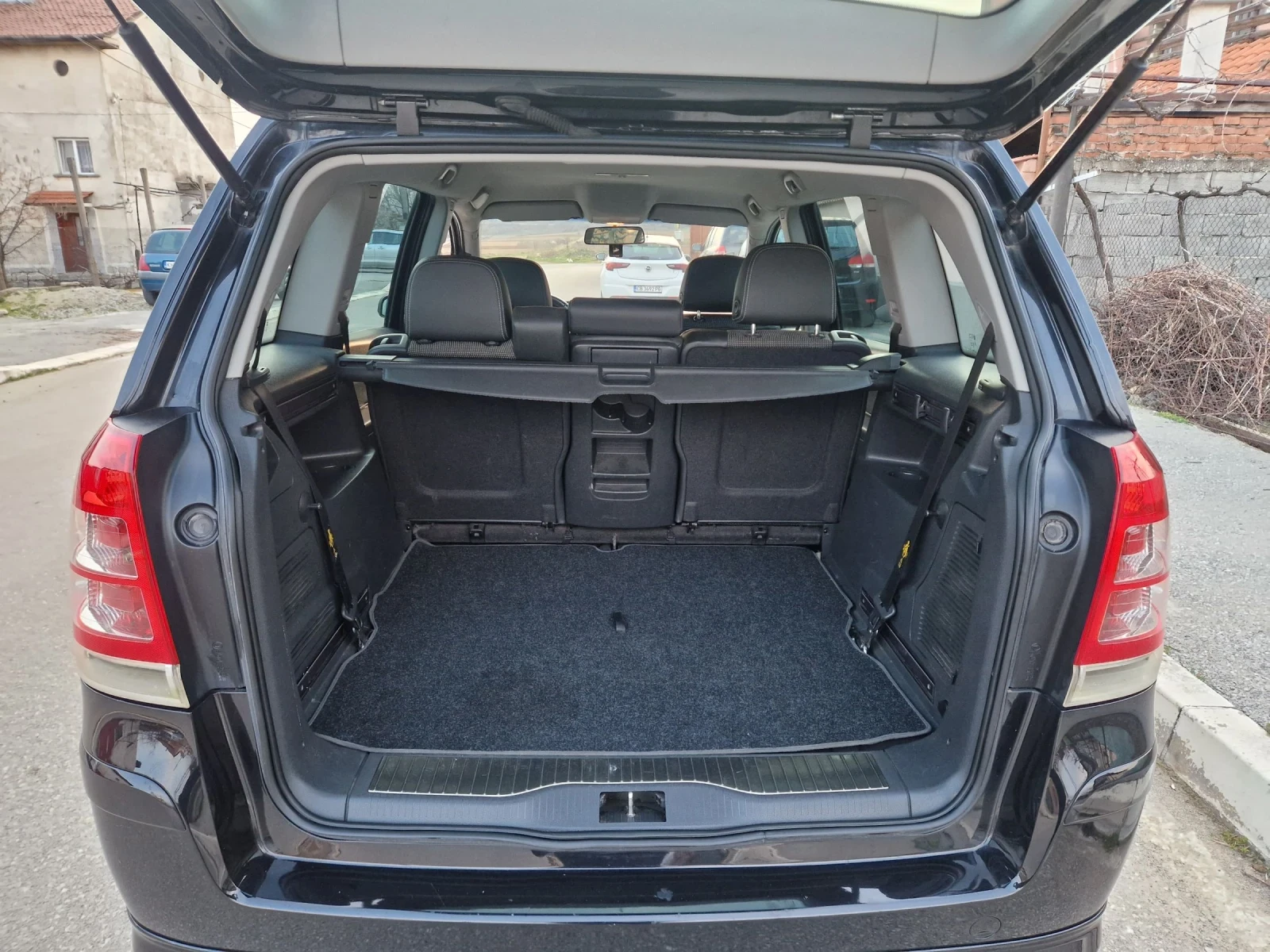 Opel Zafira 1.9CDTI, COSMO, снимка 14 - Автомобили и джипове - 53715341