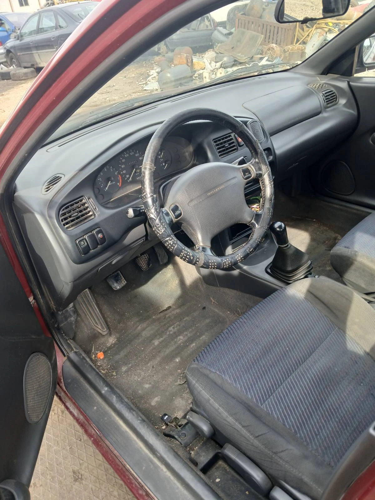 Mazda 323, снимка 4 - Автомобили и джипове - 54626357