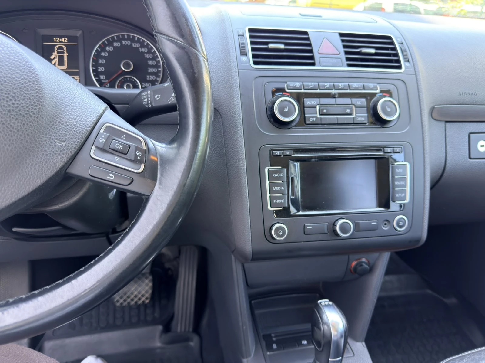 VW Touran 1.4 TSI, снимка 11 - Автомобили и джипове - 55213243