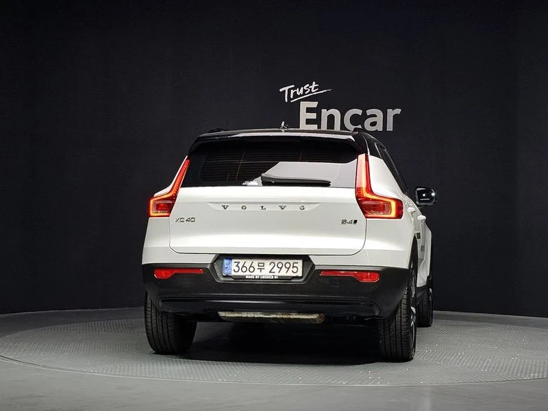 Volvo XC40 B4 R-Design| 235к.с.| ВКЛ.ТЕХНОТЕСТ, снимка 4 - Автомобили и джипове - 55222882
