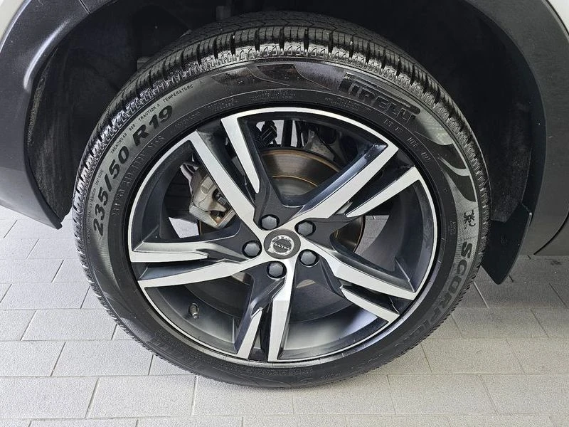 Volvo XC40 B4 R-Design| 235к.с.| ВКЛ.ТЕХНОТЕСТ, снимка 5 - Автомобили и джипове - 55222882