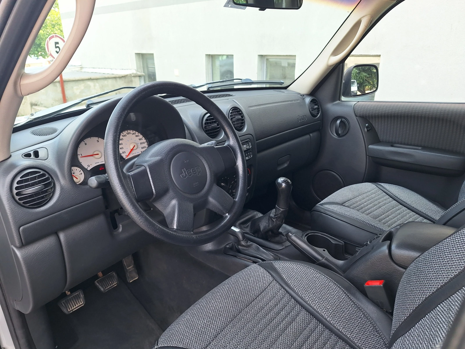 Jeep Cherokee 2.5d 143kc - изображение 9