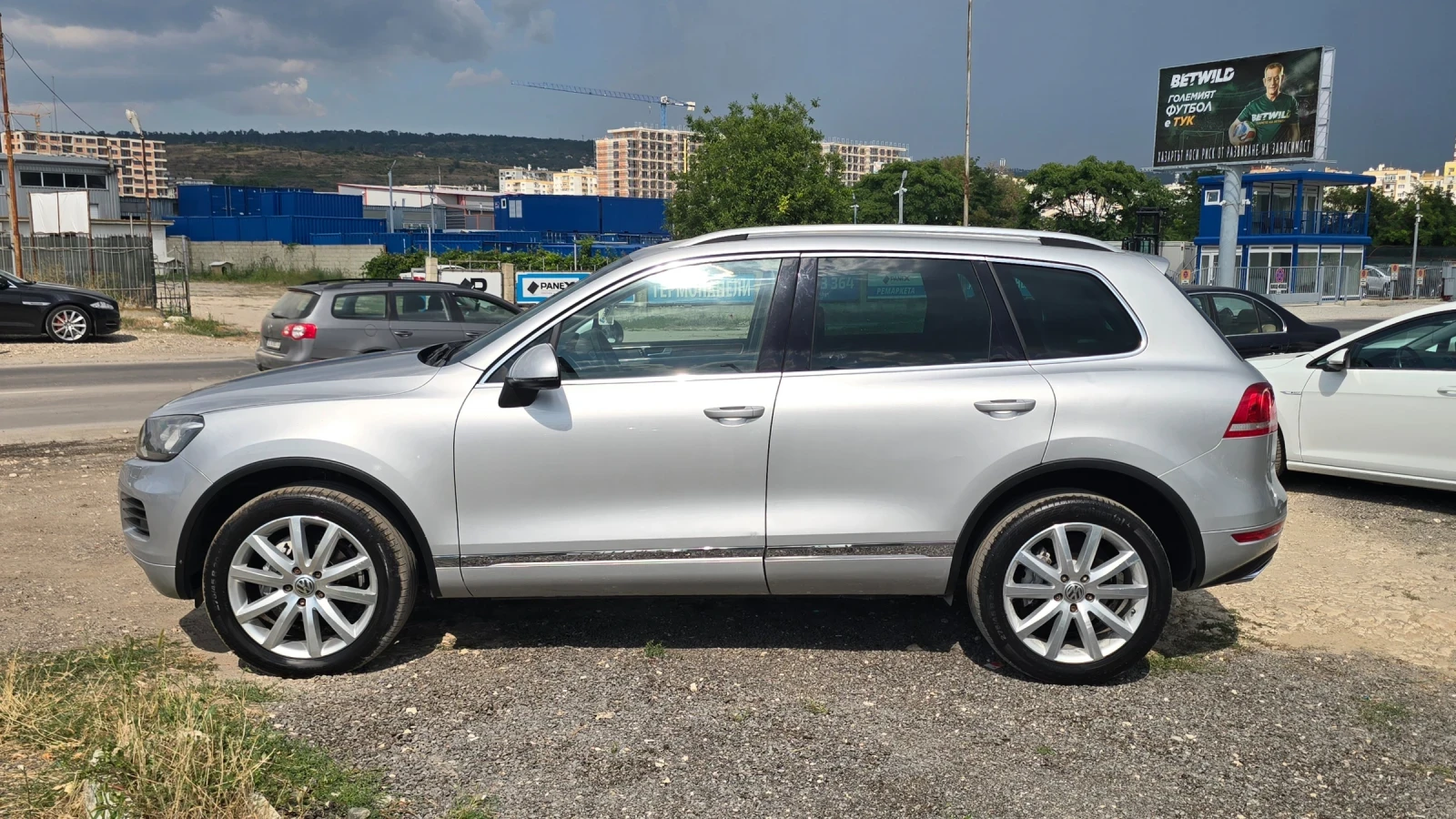 VW Touareg 3.0TDI-245к.с* LED* КОЖА* MEMO, снимка 4 - Автомобили и джипове - 55594076