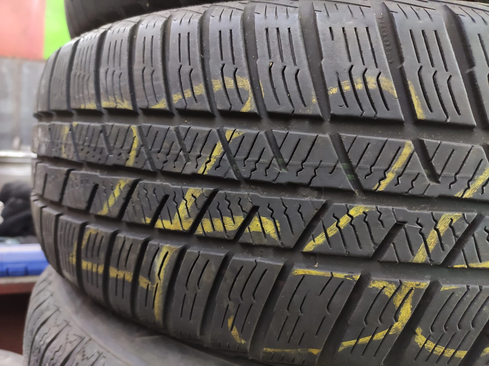 Гуми Зимни 215/65R17, снимка 4 - Гуми и джанти - 54735138