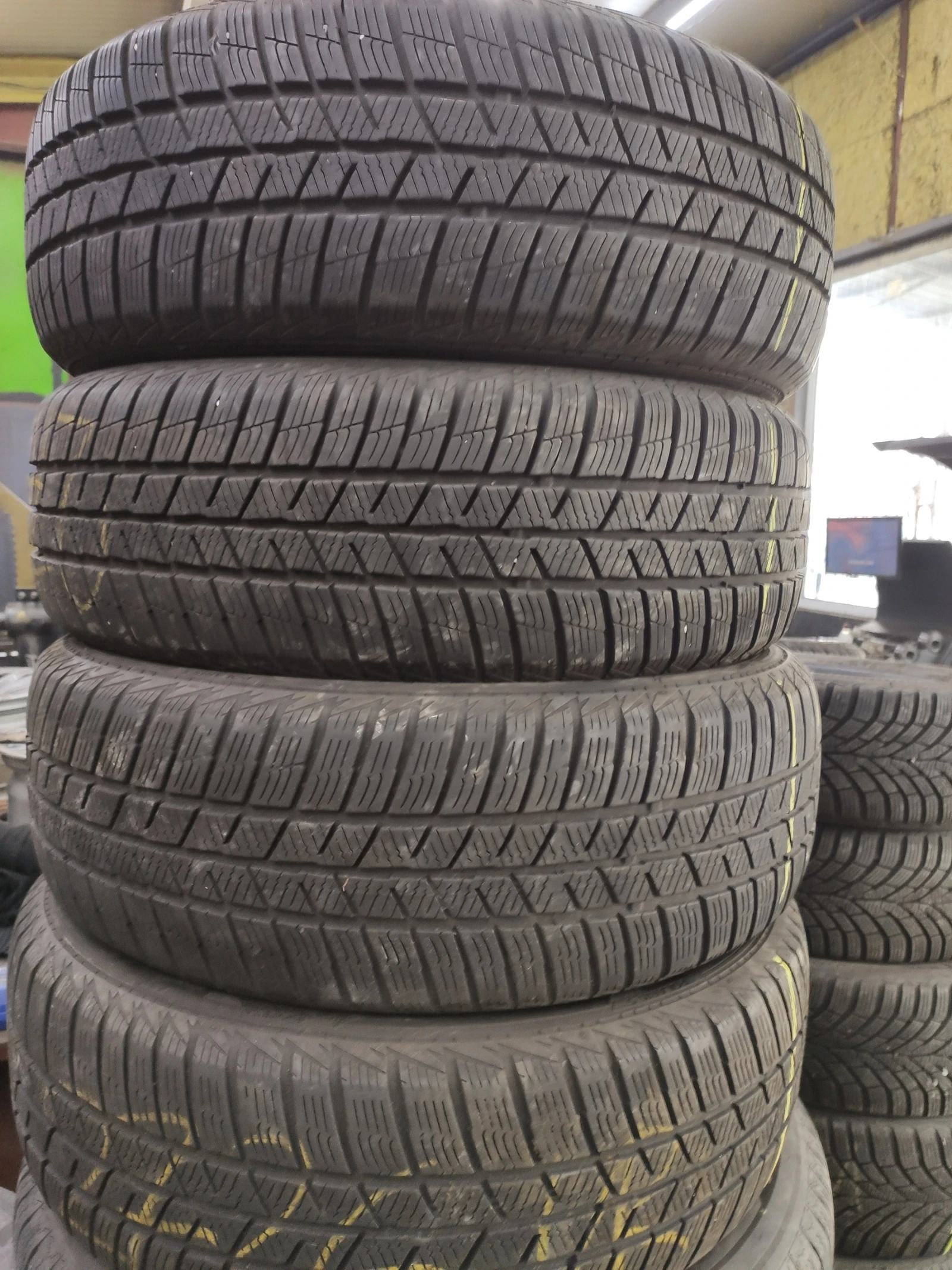 Гуми Зимни 215/65R17, снимка 5 - Гуми и джанти - 54735138