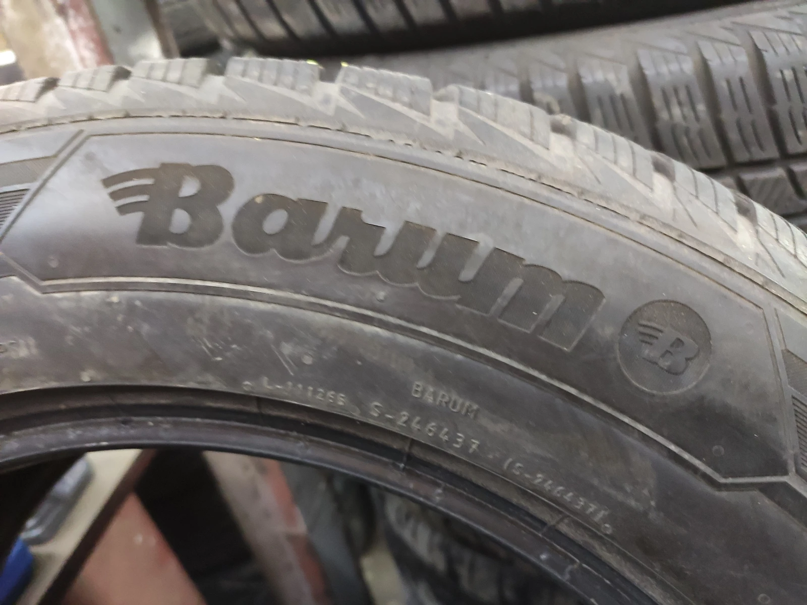 Гуми Зимни 215/65R17, снимка 8 - Гуми и джанти - 54735138