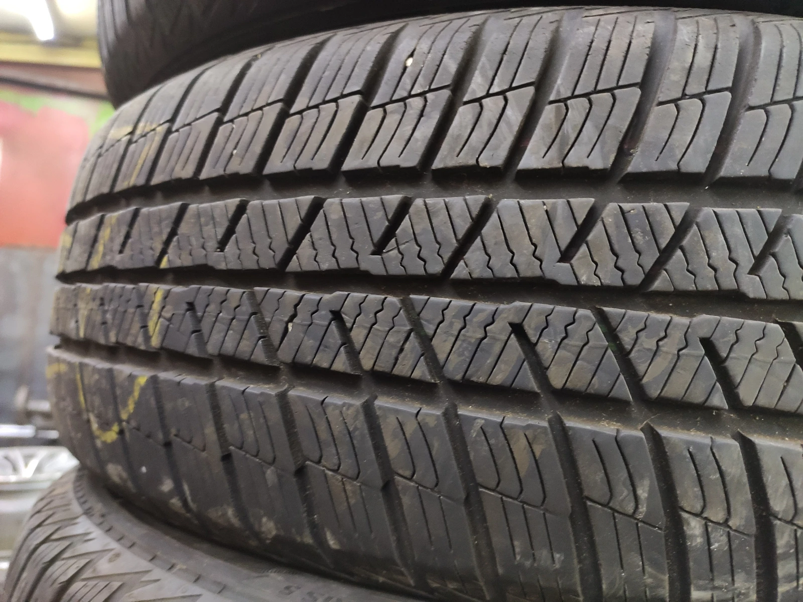 Гуми Зимни 215/65R17