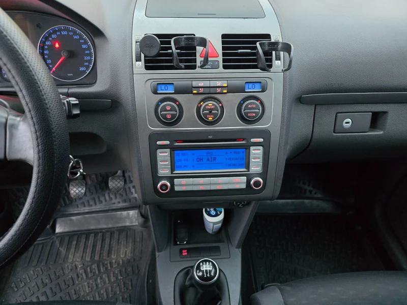 VW Touran 1.6i-ГАЗОВА УРЕДБА, снимка 16 - Автомобили и джипове - 49483830