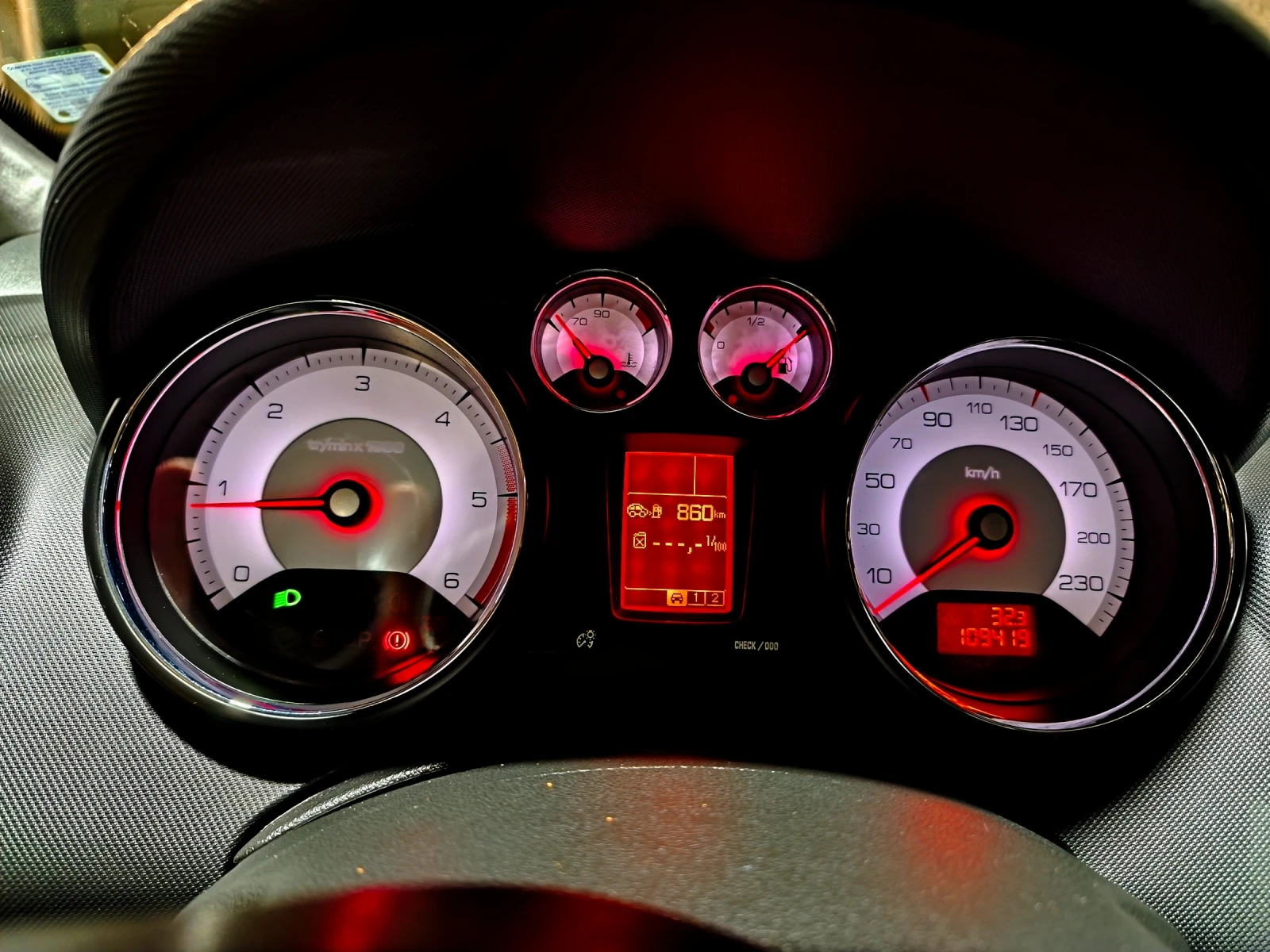 Peugeot 308 1.6 HDI, снимка 12 - Автомобили и джипове - 53818405