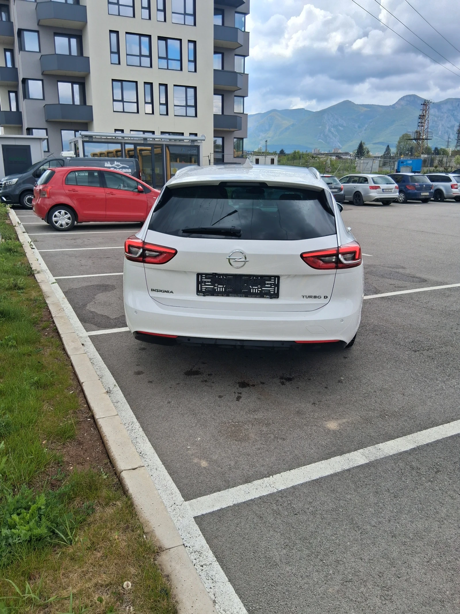 Opel Insignia Sports Tourer 2.0 170кс, снимка 4 - Автомобили и джипове - 54400800