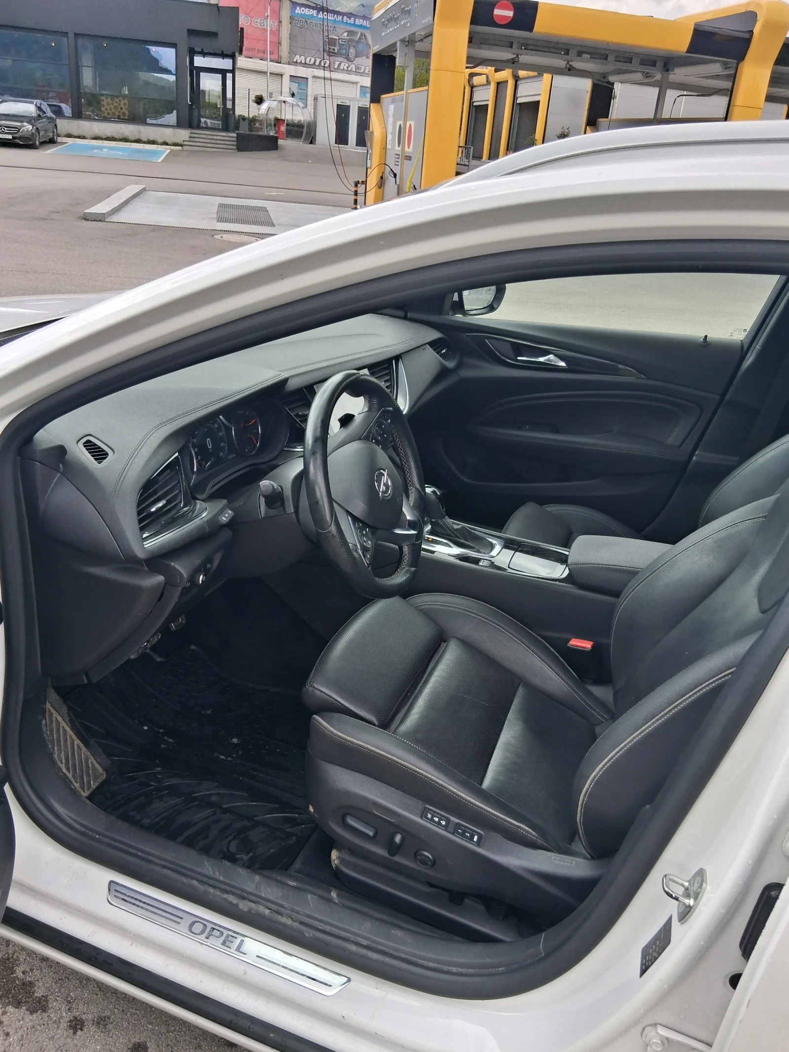 Opel Insignia Sports Tourer 2.0 170кс, снимка 6 - Автомобили и джипове - 54400800