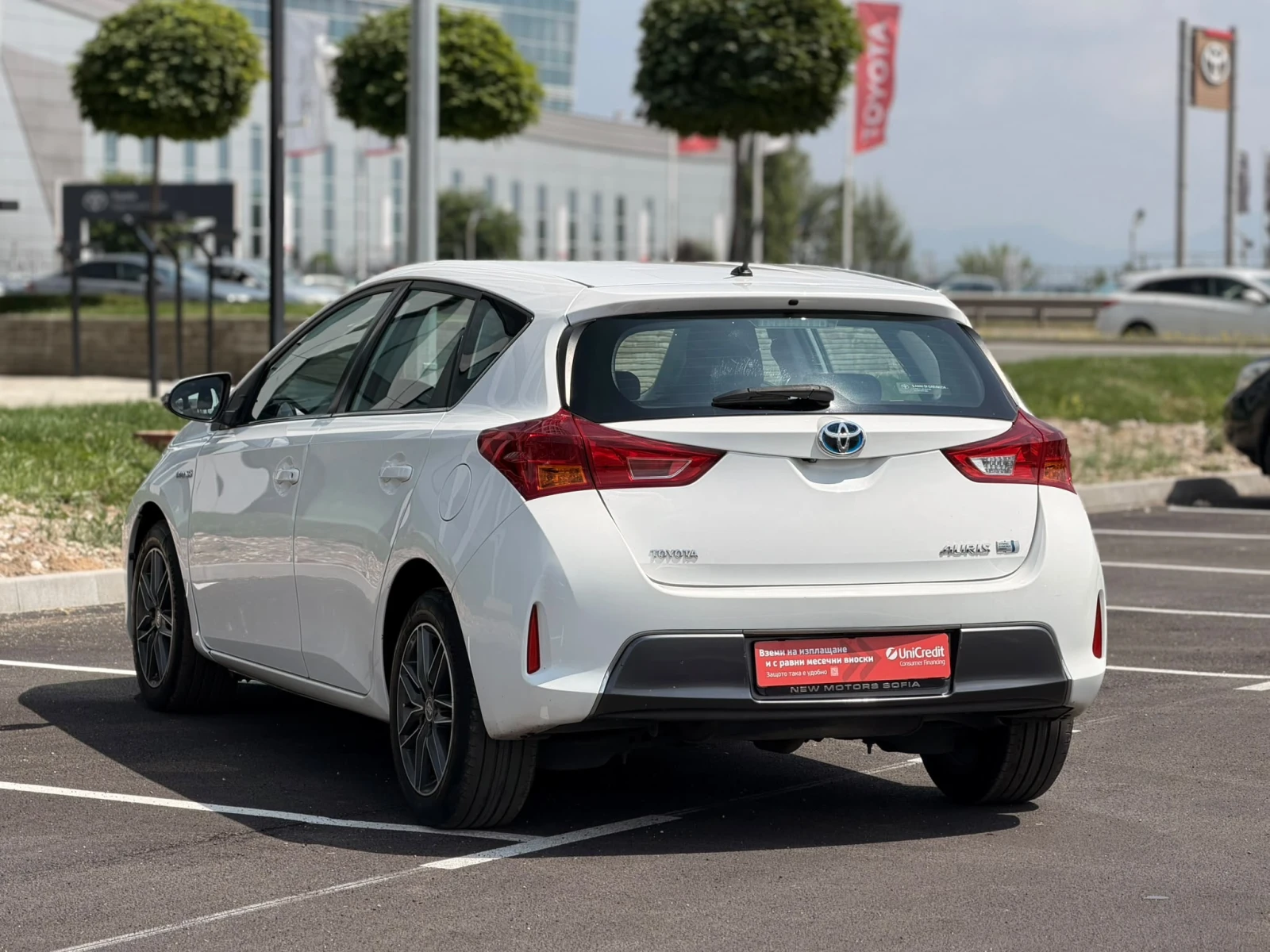 Toyota Auris 1.8Hybrid Серв.история Лизинг през Уникредит159 ев, снимка 5 - Автомобили и джипове - 55142857