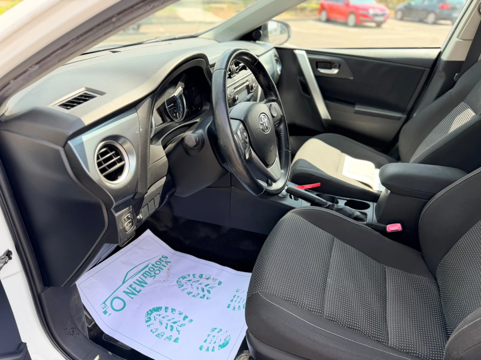 Toyota Auris 1.8Hybrid Серв.история Лизинг през Уникредит159 ев, снимка 9 - Автомобили и джипове - 55142857