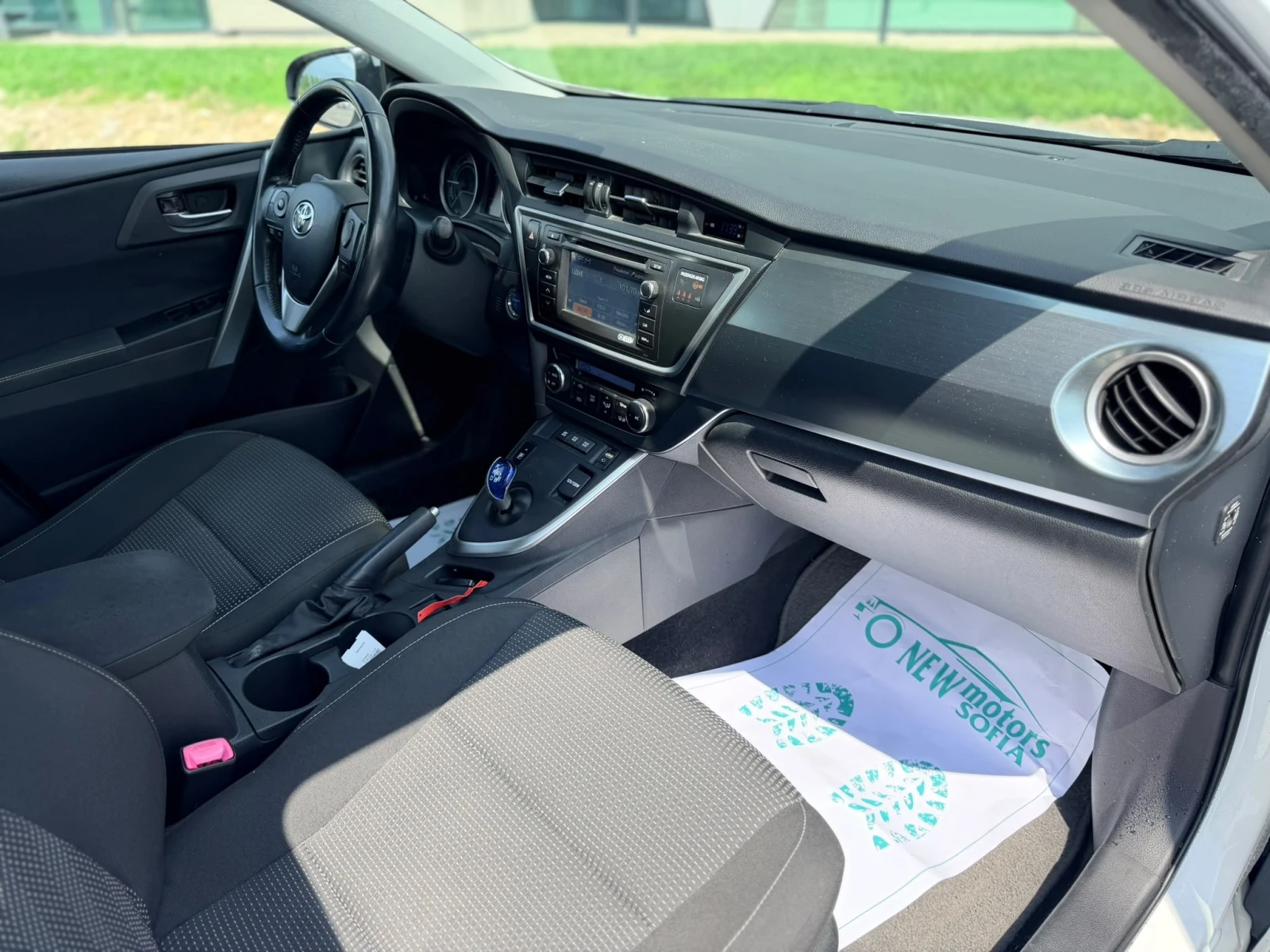 Toyota Auris 1.8Hybrid Серв.история Лизинг през Уникредит159 ев, снимка 11 - Автомобили и джипове - 55142857