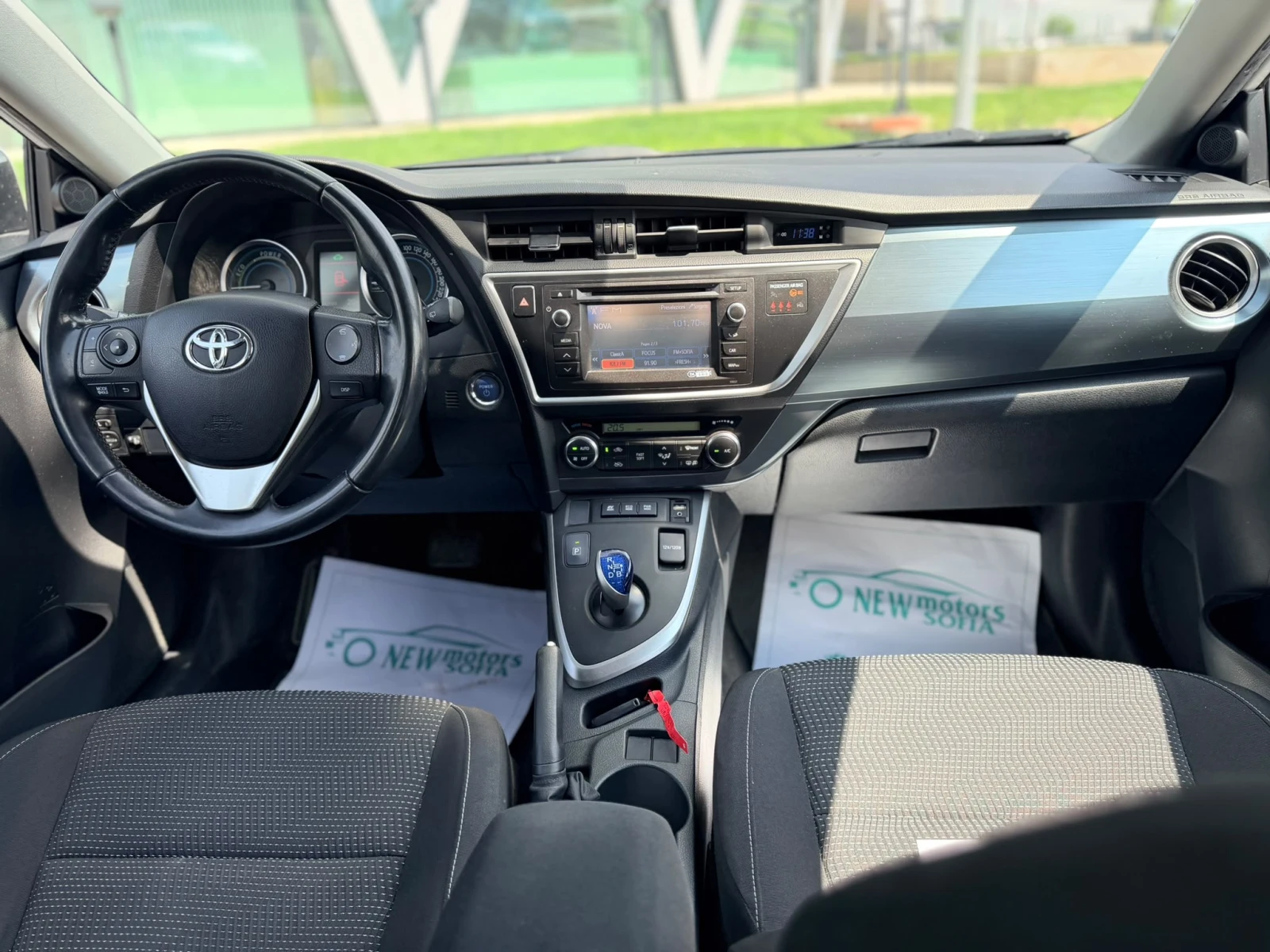 Toyota Auris 1.8Hybrid Серв.история Лизинг през Уникредит159 ев, снимка 10 - Автомобили и джипове - 55142857