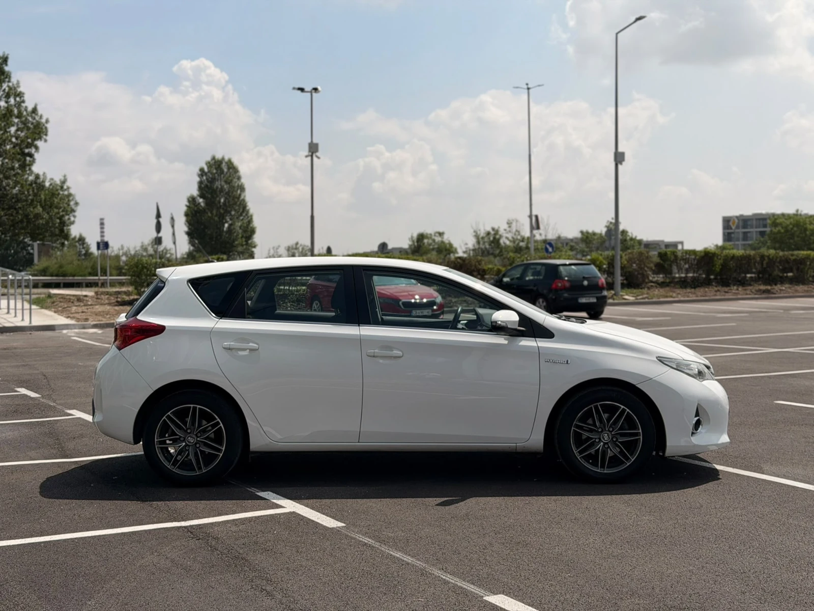 Toyota Auris 1.8Hybrid Серв.история Лизинг през Уникредит159 ев, снимка 4 - Автомобили и джипове - 55142857