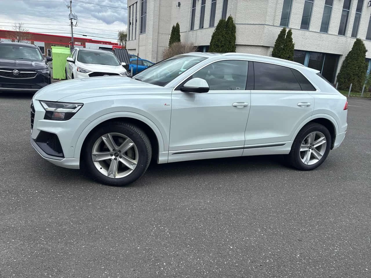 Audi Q8 /360/DISTRONIC/ОБДУХВАНЕ/АВТОКРЕДИТ, снимка 2 - Автомобили и джипове - 54615017