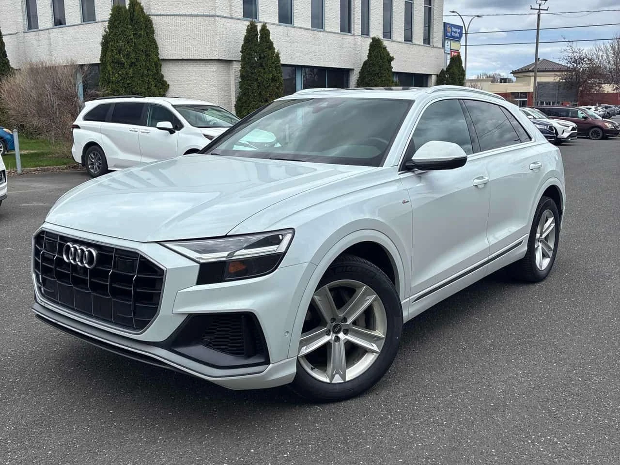 Audi Q8 /360/DISTRONIC/ОБДУХВАНЕ/АВТОКРЕДИТ