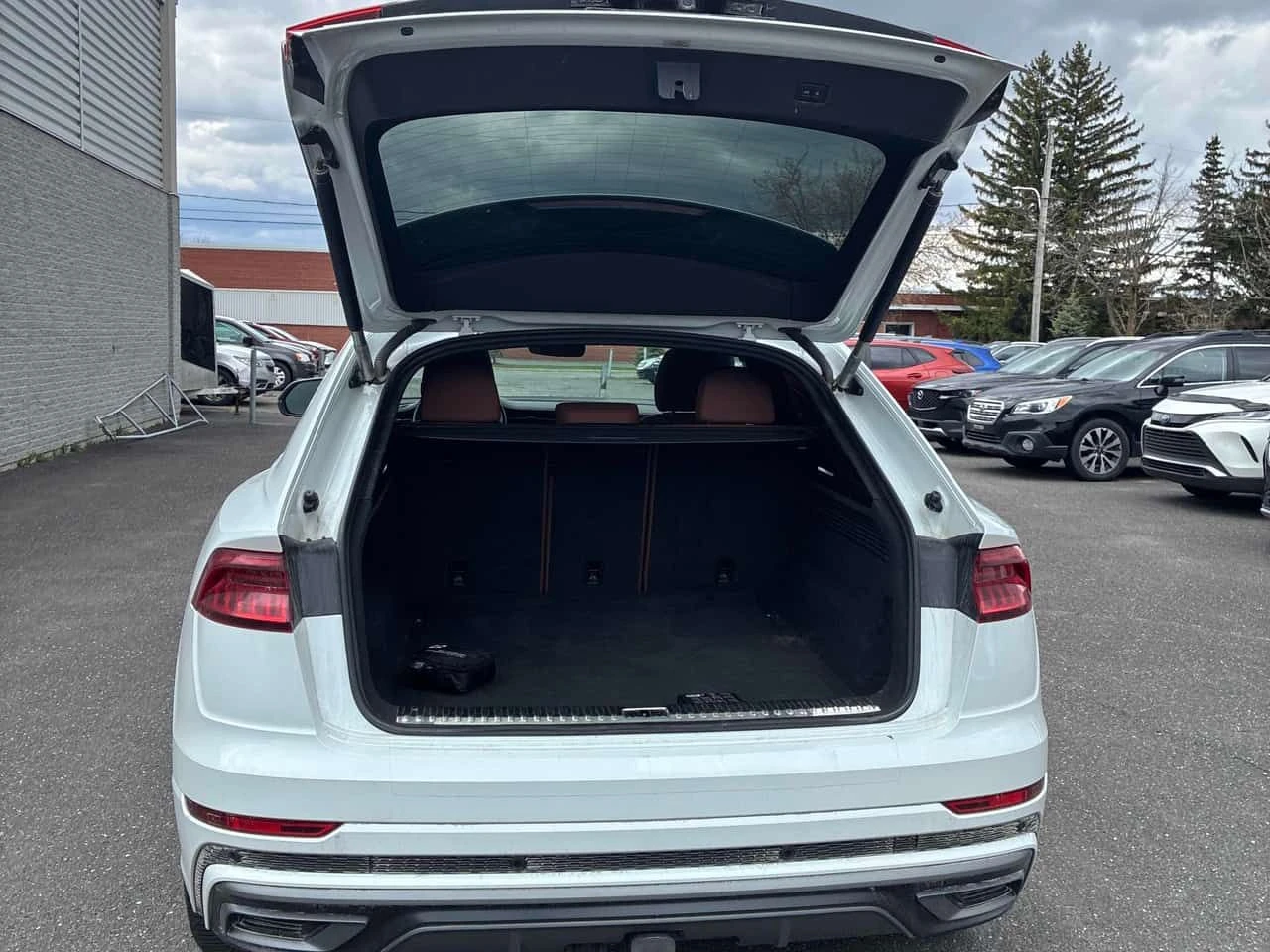 Audi Q8 /360/DISTRONIC/ОБДУХВАНЕ/АВТОКРЕДИТ, снимка 15 - Автомобили и джипове - 54615017