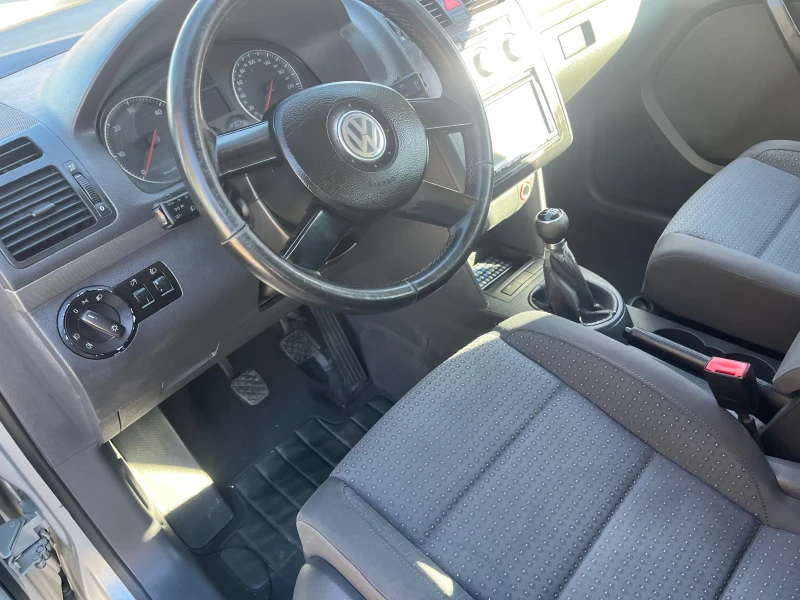 VW Touran 2.0, снимка 14 - Автомобили и джипове - 51779322