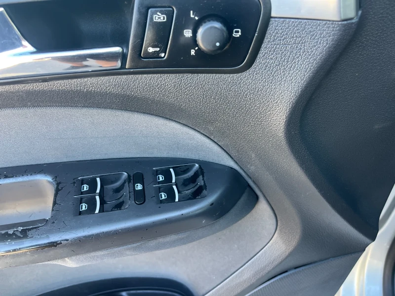 VW Touran 2.0, снимка 10 - Автомобили и джипове - 51779322