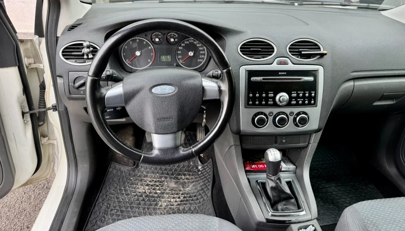 Ford Focus 1.6, снимка 6 - Автомобили и джипове - 52129614