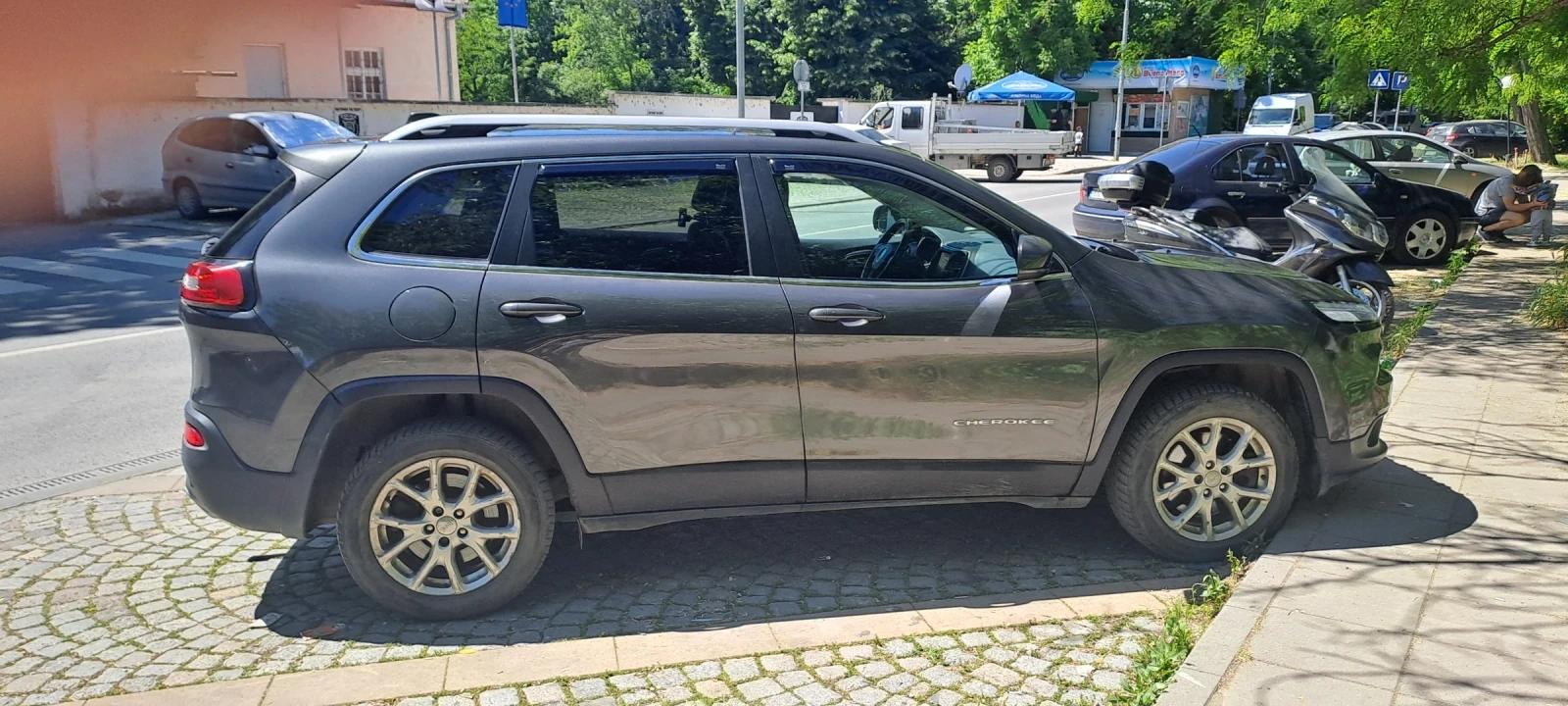 Jeep Cherokee, снимка 3 - Автомобили и джипове - 54715941