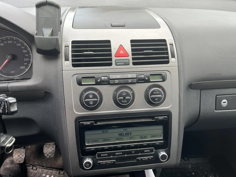VW Touran 1.6MPI-102kc, снимка 8 - Автомобили и джипове - 53581952