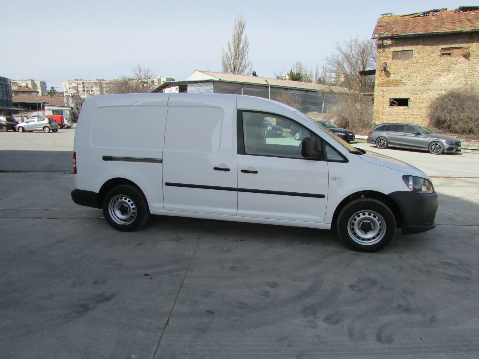 VW Caddy 1.6 tdi, Maxi , Сервизна история!, снимка 4 - Автомобили и джипове - 53765784