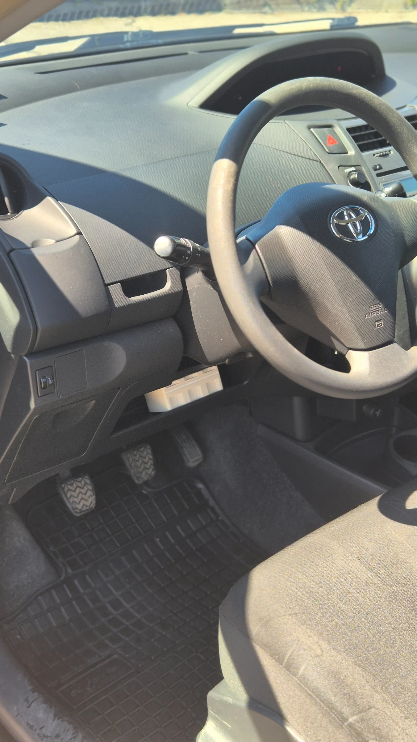 Toyota Yaris 1.0VVT-1, снимка 12 - Автомобили и джипове - 54318020
