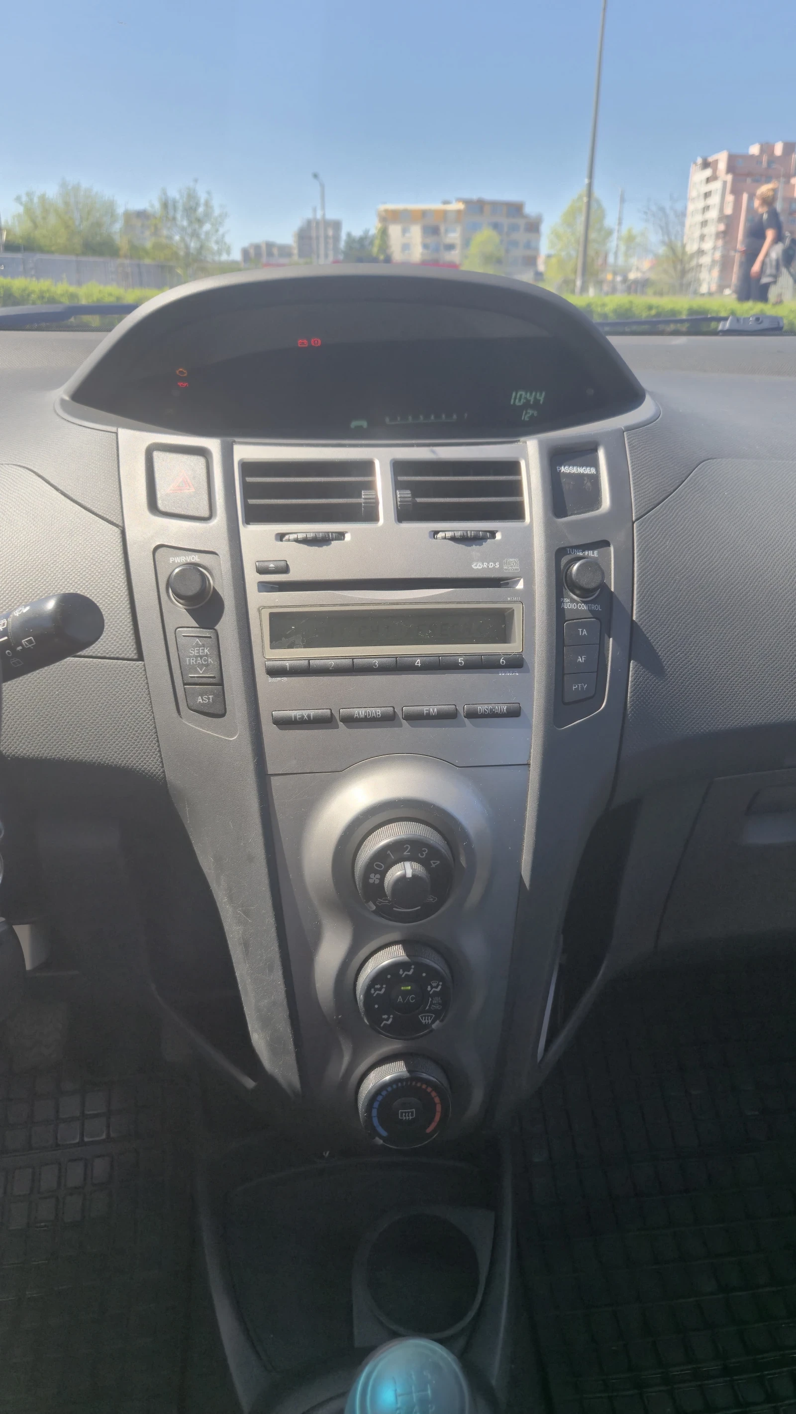 Toyota Yaris 1.0VVT-1, снимка 15 - Автомобили и джипове - 54318020