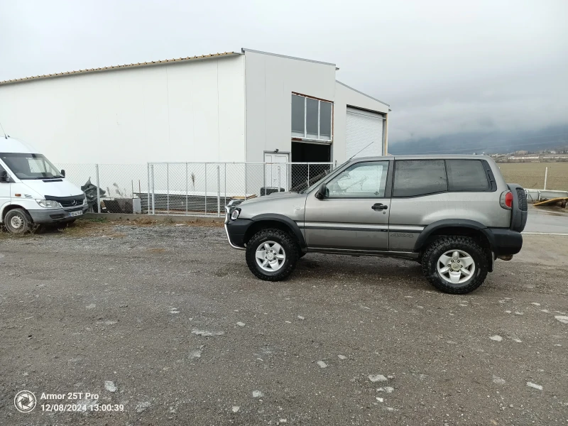 Nissan Terrano 2.7, снимка 3 - Автомобили и джипове - 48267845