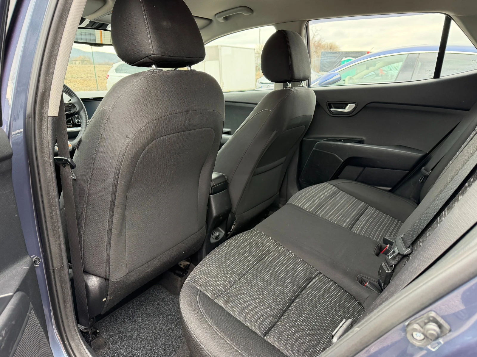 Kia Stonic 1.0 T-GDI / Гаранционен / Обслужен / Камера, снимка 10 - Автомобили и джипове - 53963659